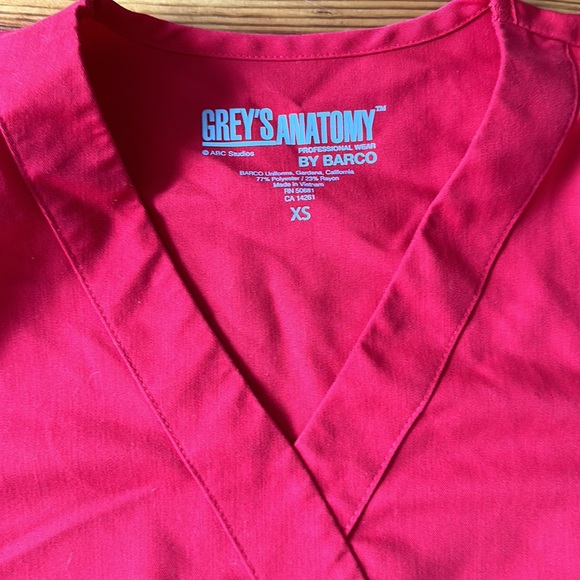 Grey’s Anatomy Scrub Top - Picture 2 of 3